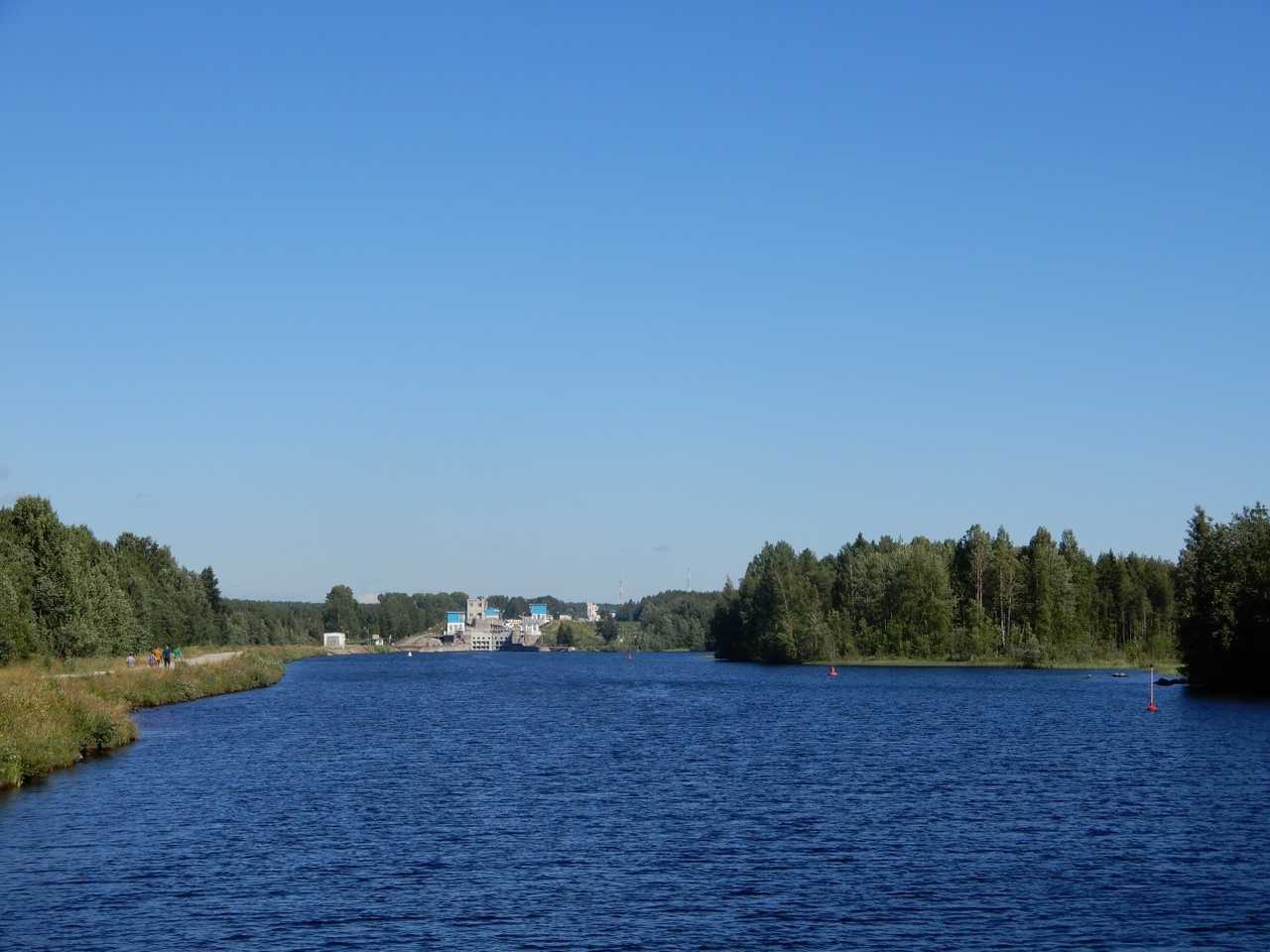 <p>Беломо́рско-Балти́йский кана́л (сокращённо Беломорканал, ББК, до 1961 г. &mdash; Беломорско-Балтийский канал имени Сталина) &mdash; канал, соединяющий Белое море с Онежским озером и имеющий выход в Балтийское море и к Волго-Балтийскому водному пути. Общая протяжённость канала &mdash; 227 километров. Включает 19 шлюзов. Награждён Орденом Трудового Красного Знамени в 1983 году . Стоит отметить, что строительство велось силами заключенных ГУЛАГа , в рекордно короткий срок.</p> главная картинка